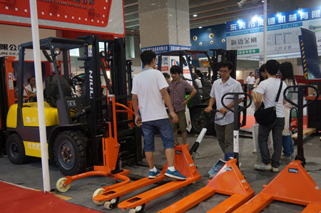 牛力展位現場_展品包括：內燃叉車，全電動搬運車，全電動升高車，手動搬運車，電子秤搬運車，腳輪等。